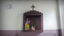 Kapliczka w bramie kamienicy przy ulicy Strzeleckiej 42. Warszawa, Praga Północ.