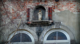 Kapliczka niszowa w fasadzie kamienicy przy ulicy Strzeleckiej 31. Warszawa, Praga Północ.