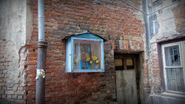 Kapliczka w podwórzu kamienicy przy ulicy Małej 13. Warszawa, Praga Północ.