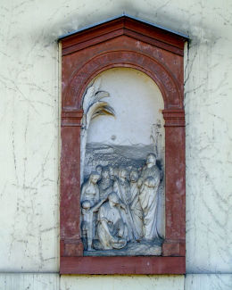 Kapliczka naścienna przy Alei Róż 1A od strony Alej Ujazdowskich. Warszawa, Śródmieście.