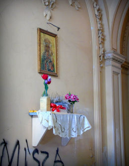 Kapliczka w przejeździe bramnym kamienicy przy ulicy Mokotowskiej 57. Warszawa, Śródmieście.