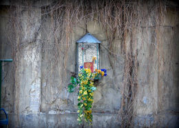 Kapliczka w podwórzu kamienicy przy ulicy Kruczej 13. Warszawa, Śródmieście.