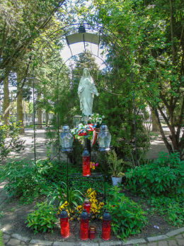 Kapliczka przydrożna Matki Boskiej przy Sanktuarium Matki Bożej Nauczycielki MłodzieżyWarszawa, Mokotów. Warszawa, Mokotów.