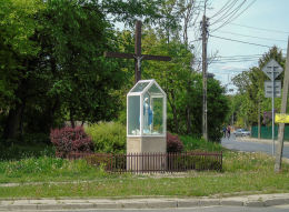 Krzyż i kapliczka przydrożna u zbiegu ulic Siekierkowskiej i Gościniec. Warszawa, Mokotów.