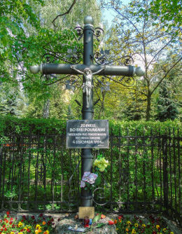 Krzyż przydrożny pamięci ofiar rzezi Pragi dokonanej przez wojska Suworowa w dniu 4 listopada 1794 r. przy ulicy Jagiellońskiej. Warszawa, Praga Północ.