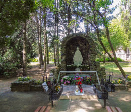 Grota Matki Boskiej przy kościele Najświętszej Matki Bożej Loretańskiej. Warszawa, Praga Północ.