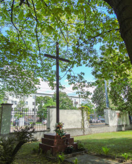 Krzyż przydrożny przy kościele Najświętszej Matki Bożej Loretańskiej od strony ulicy Jagiellońskiej. Warszawa, Praga Północ.