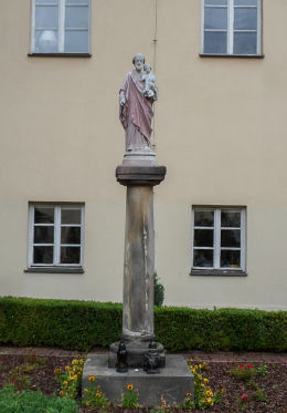 Figura św. Józefa z Jezusem na dziedzińcu pałacu Kazanowskich. Warszawa, Śródmieście.