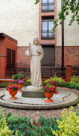 Figura Chrystusa przy klasztorze bonifratrów przy ulicy Sapieżyńskiej. Warszawa, Śródmieście.