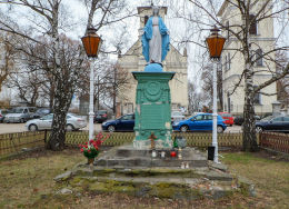 Kapliczka przydrożna, figura Matki Boskiej Niepokalanie Poczętej z 1902 r. przed kościołem św. Katarzyny. Warszawa, Ursynów.