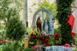 Kapliczka na osiedlu przy ulicy Stanisławowskiej. Warszawa, Praga Południe.