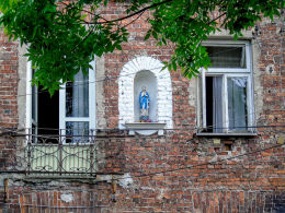 Kapliczka wnękowa w fasadzie kamienicy przy ulicy Grodzieńskiej 26. Warszawa, Praga Północ.