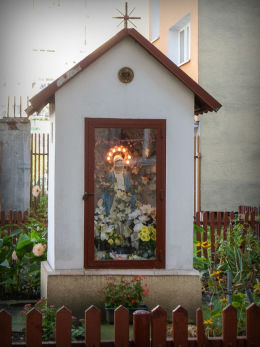 Kapliczka Matki Boskiej w ogródku kamienicy przy ulicy Tarchomińskiej 8. Warszawa, Praga Północ.