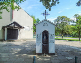 Kapliczka przydrożna Matki Boskiej z 1829 r. przy ulicy Międzyborskiej, w pobliżu Alei Stanów Zjednoczonych. Warszawa, Praga Południe.