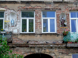Kapliczki wnękowe w fasadzie kamienicy przy ulicy Bródnowskiej 16. Warszawa, Praga Północ.