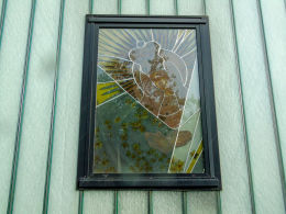 Witraż z wizerunkiem Matki Bożej Ostrobramskiej w oknie klatki schodowej budynku przy ulicy Grodzieńskiej 34. Warszawa, Praga Północ.