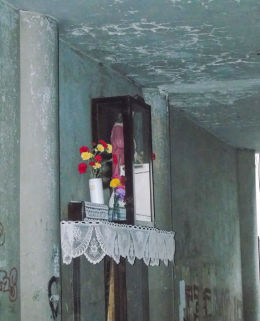 Kapliczka w bramie kamienicy przy ulicy Środkowej 3A. Warszawa, Praga Północ.