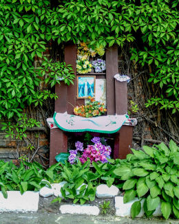 Kapliczka w podwórzu kamienicy przy ulicy Targowej 12. Warszawa, Praga Południe.