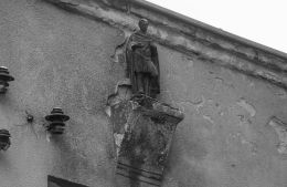 Figurka św. Ekspedyta w elewacji budynku przy ulicy Chłopickiego 34. Warszawa, Praga Południe.