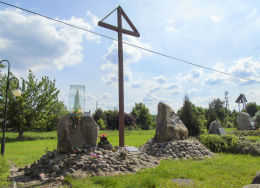 Krzyż przydrożny Obrońców Olszynki z kapliczką u zbiegu ulic Chełmżyńskiej i Traczy rozpoczynający Aleję Chwały Bohaterów Powstania Listopadowego. Warszawa, Rembertów.