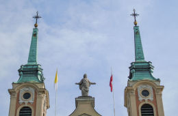 Figura Matki Boskiej i wieże katedry polowej Wojska Polskiego. Warszawa, Śródmieście.