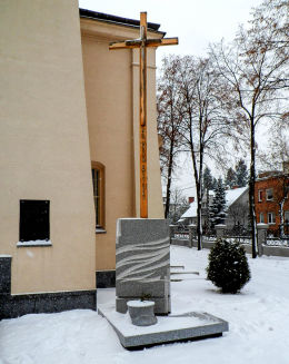 Krzyż przy kościele MB Zwycięskiej. Warszawa, Rembertów.