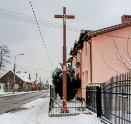 Krzyż przydrożny przy ulicy Ignacego Paderewskiego. Warszawa, Rembertów.