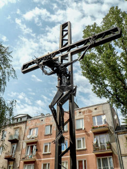 Krzyż przy kościele Matki Bożej z Lourdes. Warszawa, Praga Północ.