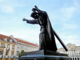 Sursum Corda, figura Chrystusa dźwigającego krzyż przed kościołem Świętego Krzyża na Krakowskim Przedmieściu. Warszawa, Śródmieście.