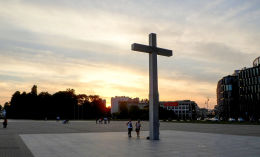 Papieski krzyż na Placu Piłsudskiego. Warszawa, Śródmieście.