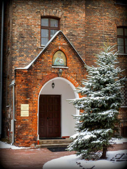 Blenda z freskiem Matki Boskiej z Dzieciątkiem nad wejściem do Domu Pomocy Społecznej im. Św. Franciszka Salezego. Warszawa, Śródmieście.
