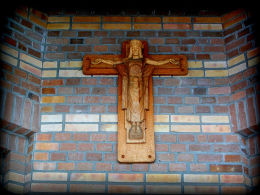 Krzyż w elewacji budynku Wspólnot Jerozolimskich. Warszawa, Śródmieście.