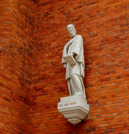 Figura św. Jana Nepomucena w fasadzie kościoła św. Stanisława Biskupa. Warszawa, Wola.