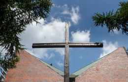 Krzyż misyjny przy kościele Nawrócenia Św. Pawła Apostoła. Warszawa, Praga Południe.