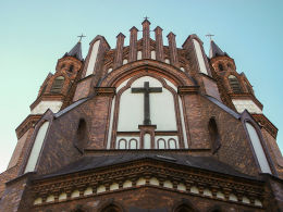Krzyż pasyjny w ścianie prezbiterium katedry praskiej. Warszawa, Praga Północ.