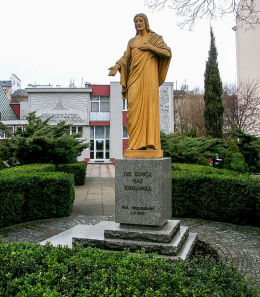 Figura Chrystusa przy kościele Matki Bożej Częstochowskiej. Warszawa, Śródmieście.