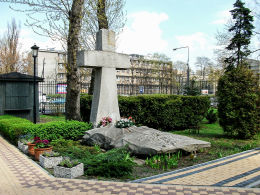 Krzyż – pomnik katyński przy konkatedrze Matki Bożej Zwycięskiej na Kamionku. Warszawa, Praga Południe.