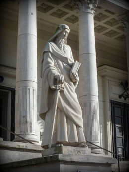 Św. Paweł przed bazyliką Najświętszego Serca Jezusowego przy ul. Kawęczyńskiej. Warszawa, Praga Północ.