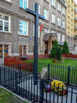 Krzyż przydrożny przy ulicy Skaryszewskiej. Warszawa, Praga Południe.