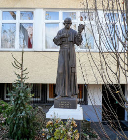 Figura św. Wincentego Pallottiego przed klasztorem pallotynów. Warszawa, Praga Południe.