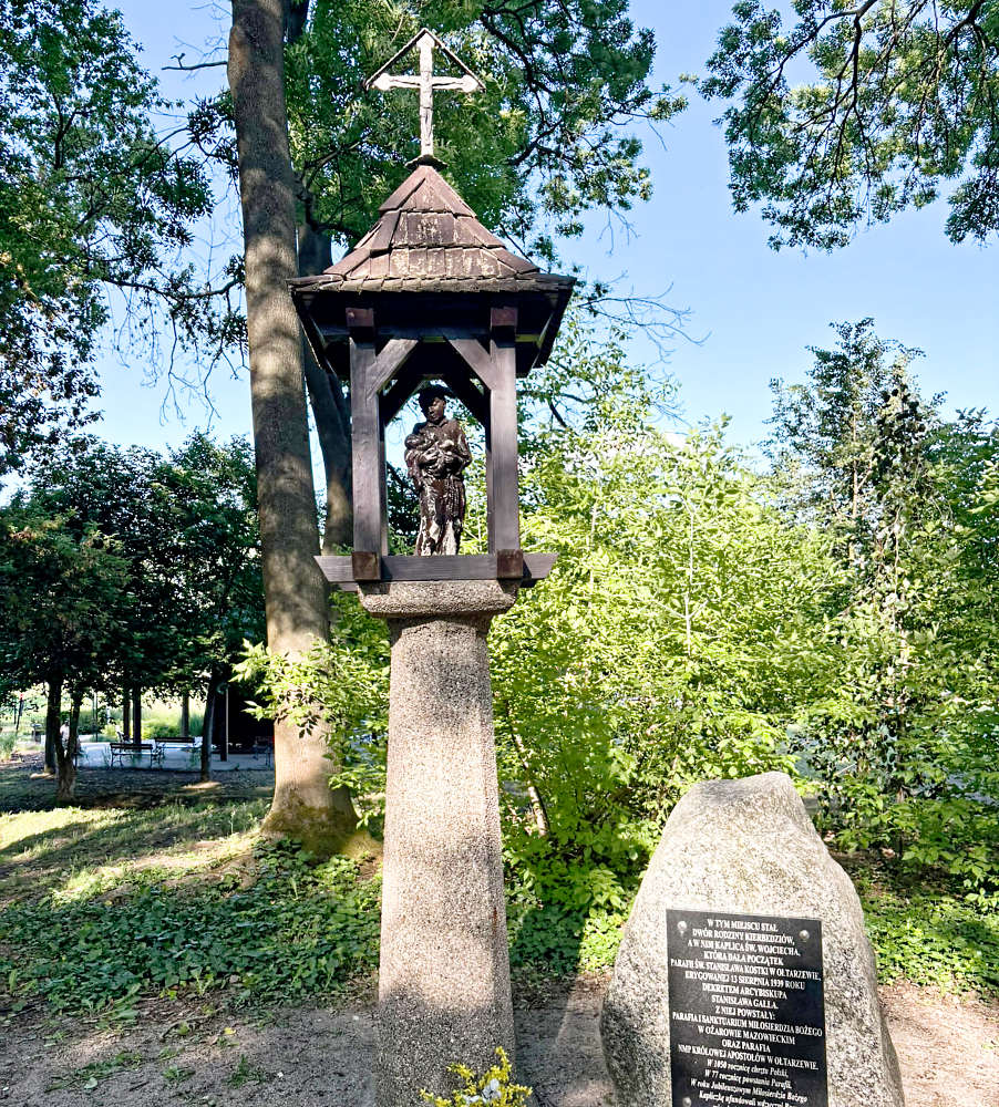Kapliczka z figurą Św. Stanisława Kostki. Ołtarzew, gmina Ożarów Mazowiecki, powiat warszawski zachodni, woj. mazowieckie.