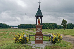 Kapliczka z 1997 roku przebudowana w 2022. Sadowne, powiat węgrowski, woj. mazowieckie.