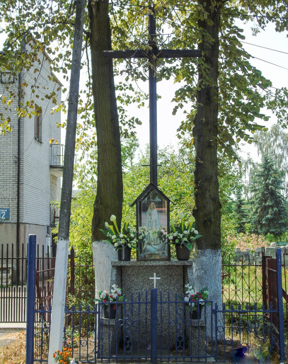 Przydrożny krzyż z kapliczką przy ulicy Szkolnej 12. Marki, powiat wołomiński.