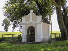 Kapliczka domkowa, murowana, na skraju wsi. Mszadla Dolna, gmina Przyłęk, powiat zwoleński.