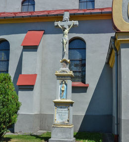 Kościół Narodzenia NMP, krzyż obok wejścia do kościoła. Baborów, powiat głubczycki.