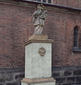 Figura św. Jana Nepomucena obok kościoła Narodzenia Najświętszej Marii Panny. Głubczyce. powiat głubczycki.