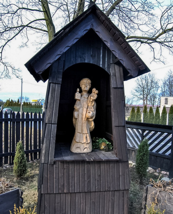 Przykościelna kapliczka z rzeźbą św. Jacka. Wierzbica Górna, gmina Wołczyn, powiat kluczborski.