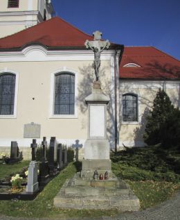 Przydrożny krzyż kamienny. Kamien Śląski, gmina Gogolin, powiat krapkowicki.