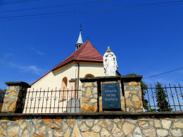 Figura Chrystusa na murze otaczającym kościół św. Michała Archanioła. Pisarzowice, gmina Strzeleczki, powiat krapkowicki.