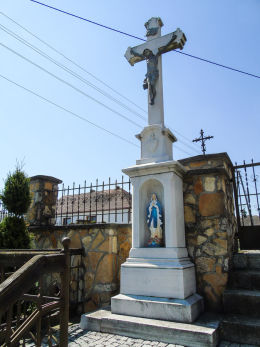 Krzyż z kapliczką przy kościele św. Michała Archanioła. Pisarzowice, gmina Strzeleczki, powiat krapkowicki.